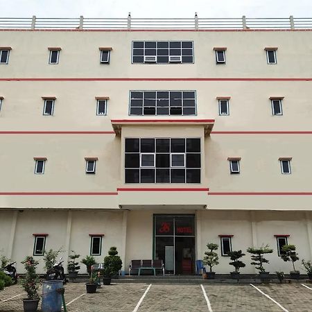 Oyo 3499 J8 Hotel Jambi Exterior foto
