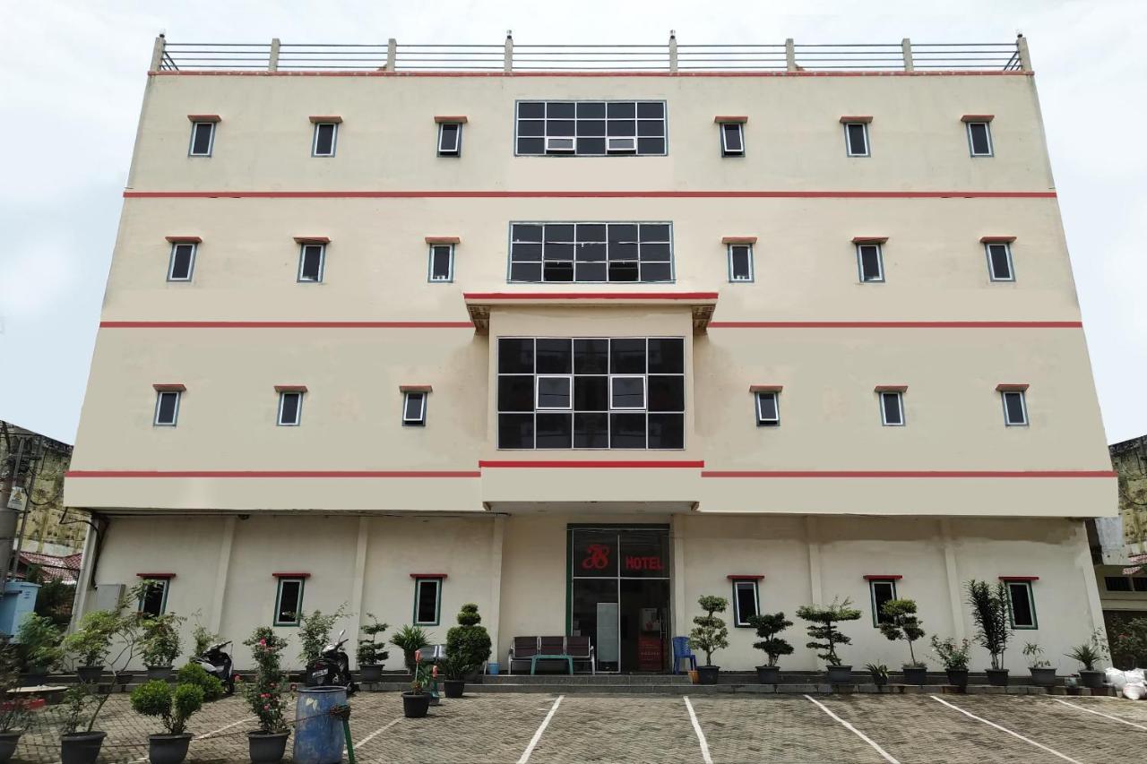 Oyo 3499 J8 Hotel Jambi Exterior foto