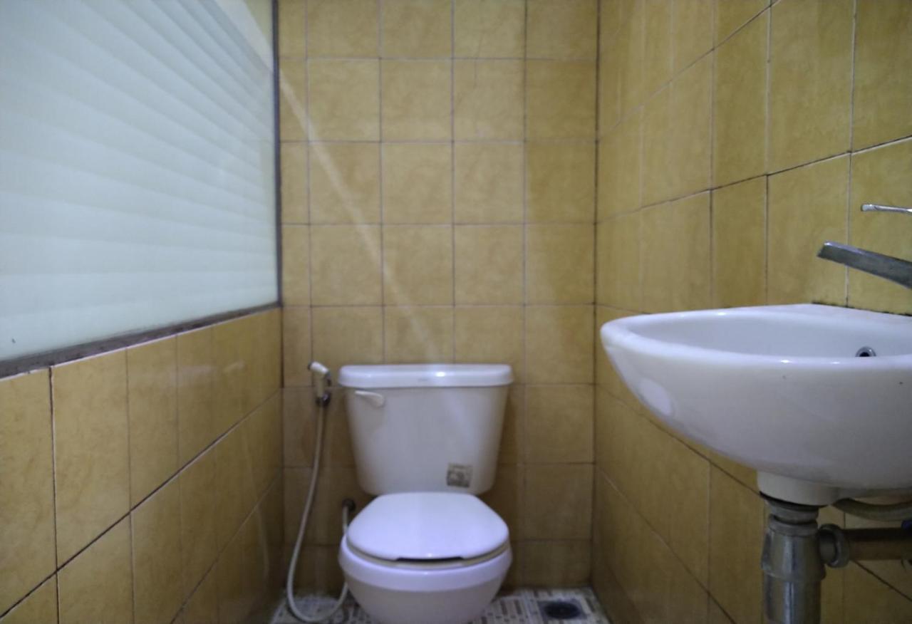 Oyo 3499 J8 Hotel Jambi Exterior foto